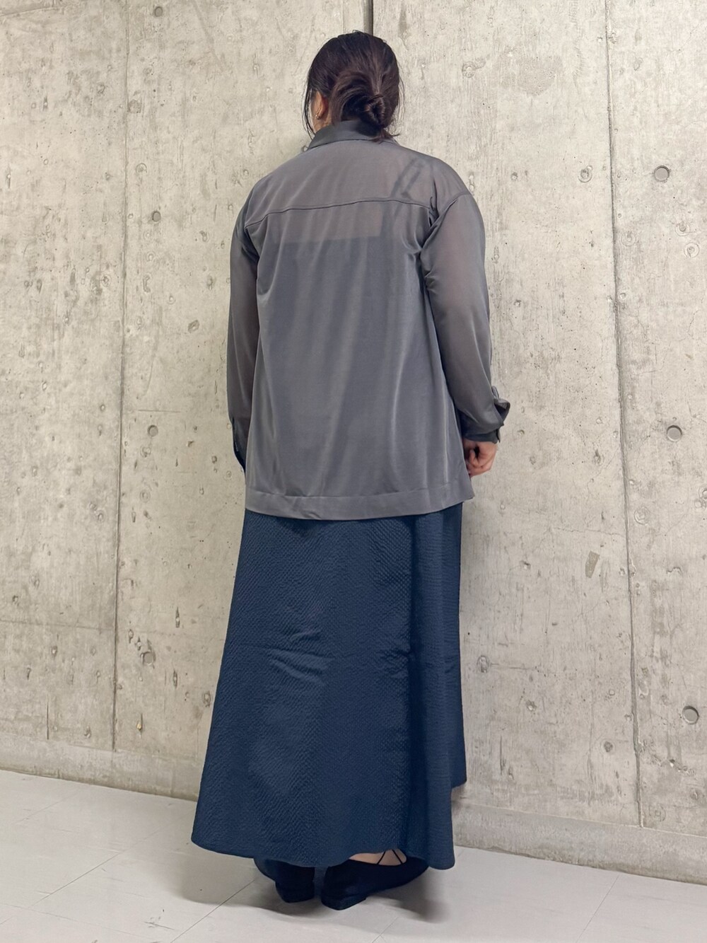 グレー系のシャツ/ブラウス、ブルー系のワンピース、ブラック系のバレエシューズを着用したレディースの夏コーディネートの3枚目の写真