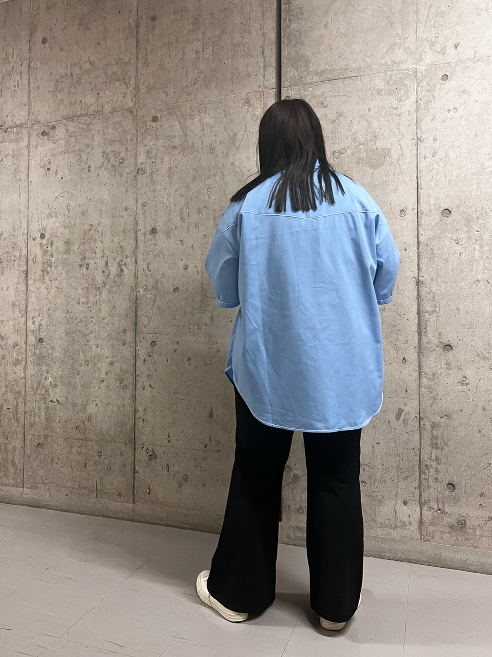 ブルー系のシャツ/ブラウス、ホワイト系のトートバッグ、ホワイト系のスニーカーを着用したレディースの夏コーディネートの3枚目の写真