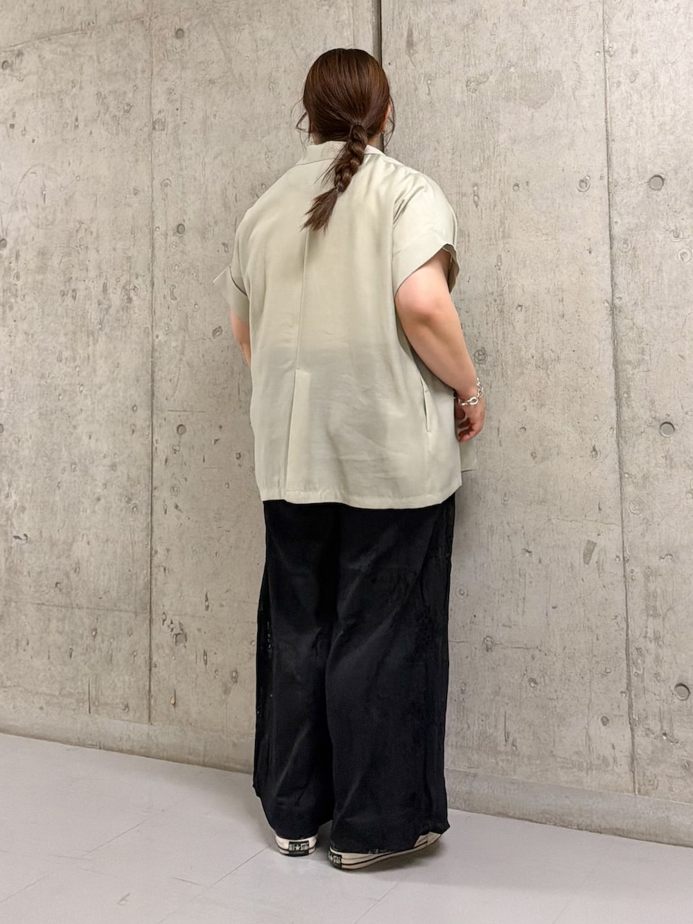 ホワイト系のTシャツ/カットソー、ブラック系のその他パンツ、グリーン系のその他アウターを着用したレディースの春コーディネートの2枚目の写真