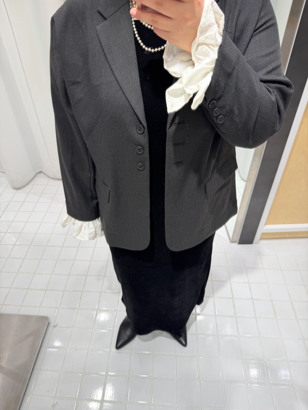 グレー系のその他アウター、ブラック系のブーツ、ブラック系のワンピースを着用したレディースの冬コーディネートの2枚目の写真