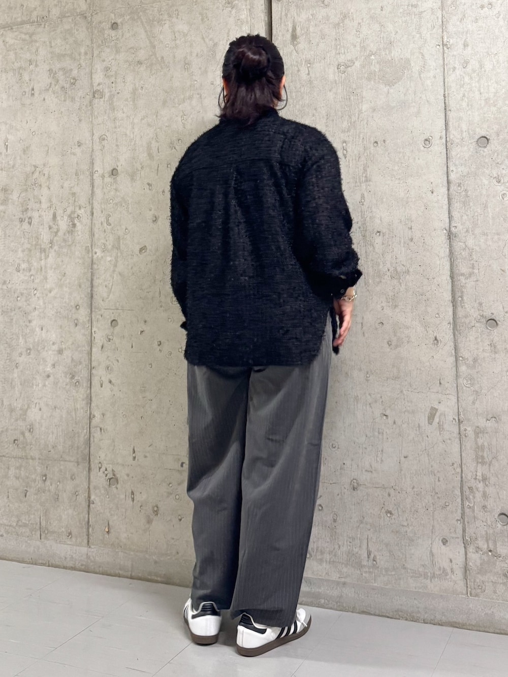 ブラック系のシャツ/ブラウス、グレー系のワンピースを着用したレディースの秋コーディネートの3枚目の写真