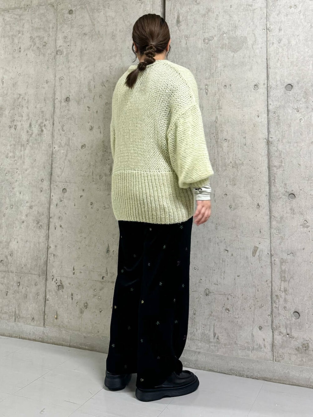 グリーン系のTシャツ/カットソー、ブラック系のローファー、ブラック系のその他パンツを着用したレディースの秋コーディネートの2枚目の写真