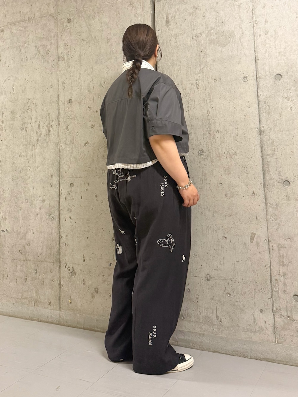 グレー系のその他パンツ、グレー系のシャツ/ブラウスを着用したレディースの春コーディネートの2枚目の写真