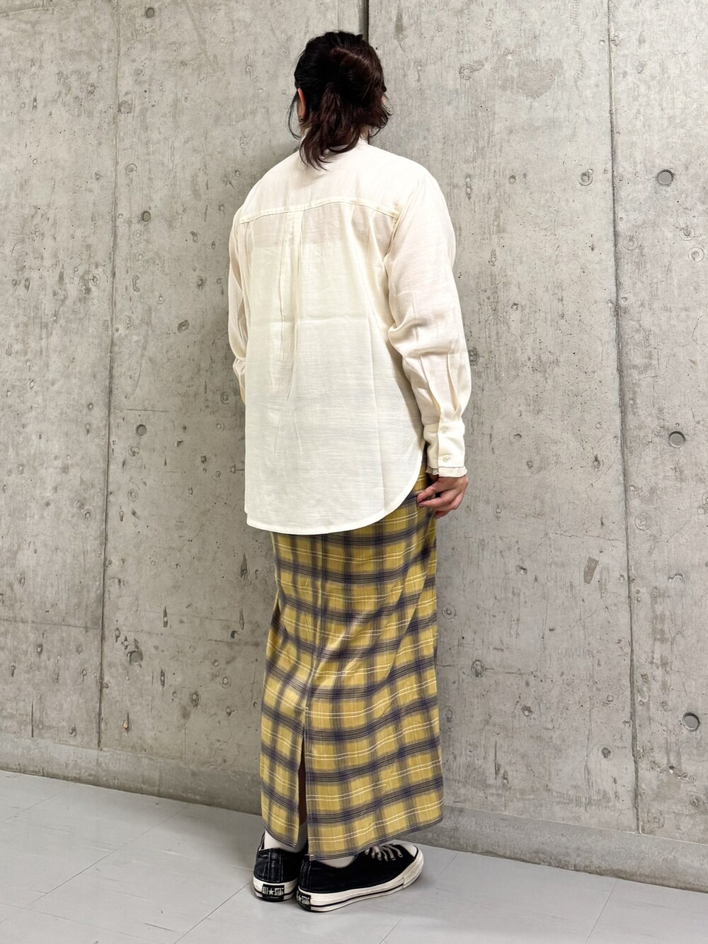 ホワイト系のシャツ/ブラウス、イエロー系のスカートを着用したレディースの秋コーディネートの2枚目の写真