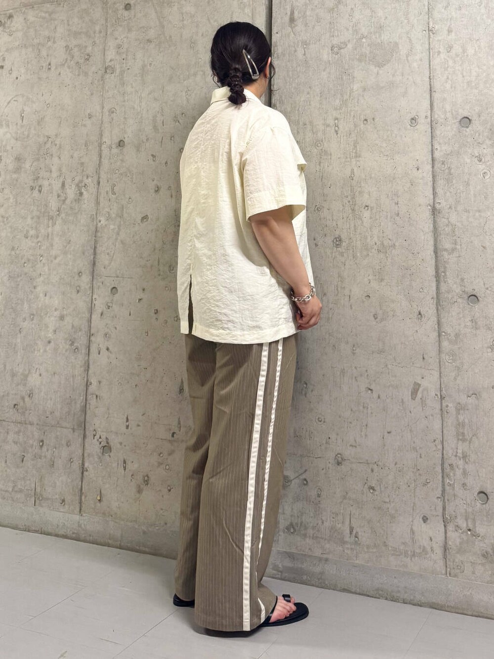 ブラック系のサンダル、ベージュ系のその他パンツ、ホワイト系のシャツ/ブラウスを着用したレディースの夏コーディネートの3枚目の写真