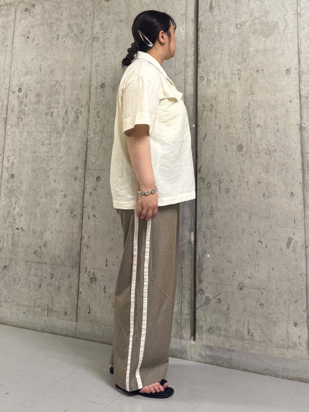 ブラック系のサンダル、ベージュ系のその他パンツ、ホワイト系のシャツ/ブラウスを着用したレディースの夏コーディネートの2枚目の写真