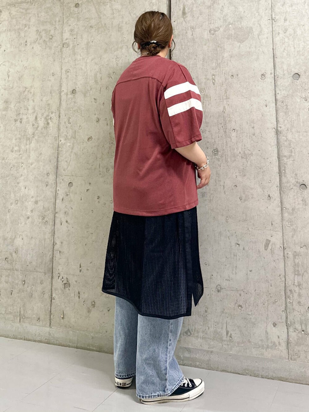 ブルー系のデニムパンツ、ブラック系のワンピース、レッド系のTシャツ/カットソーを着用したレディースの夏コーディネートの2枚目の写真