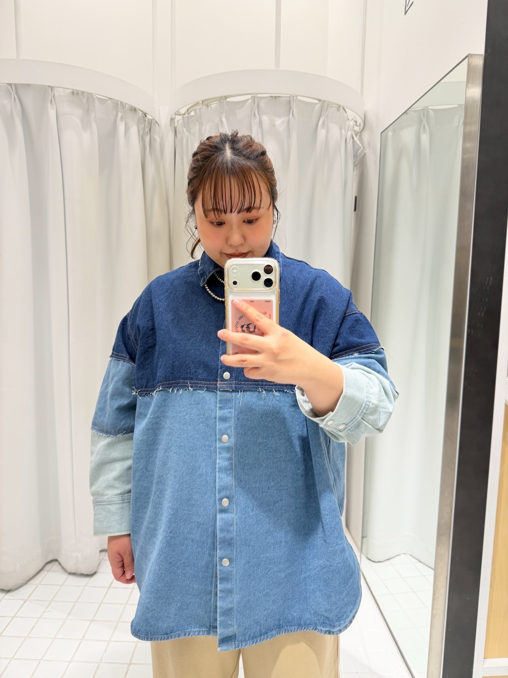 ブルー系のシャツ/ブラウス、ベージュ系のその他パンツを着用したレディースの冬コーディネートの3枚目の写真