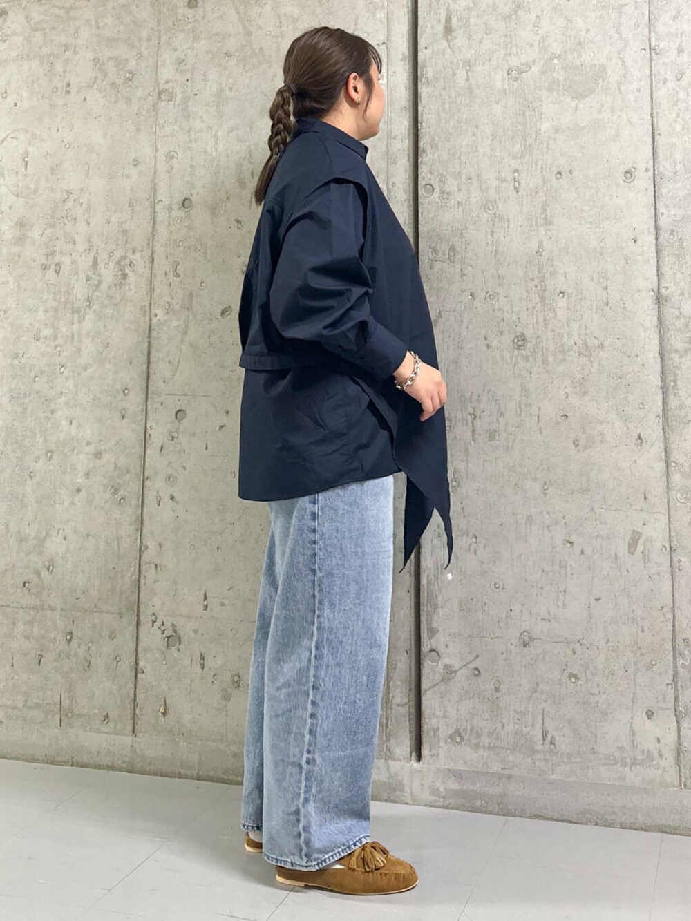 ブルー系のデニムパンツ、イエロー系のローファー、ブルー系のシャツ/ブラウスを着用したレディースの秋コーディネートの2枚目の写真