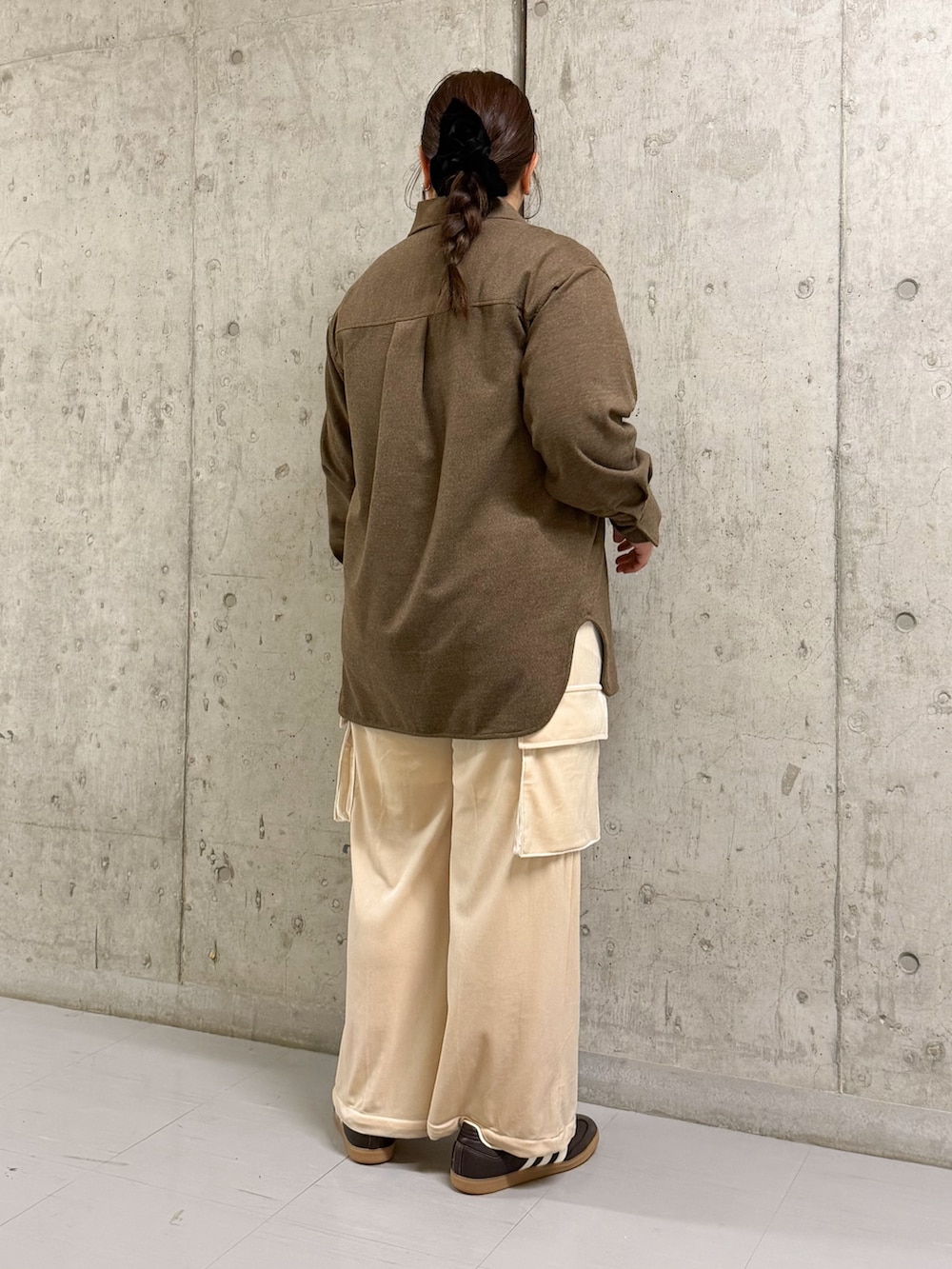 ブラウン系のシャツ/ブラウス、パープル系のその他パンツを着用したレディースの冬コーディネートの2枚目の写真