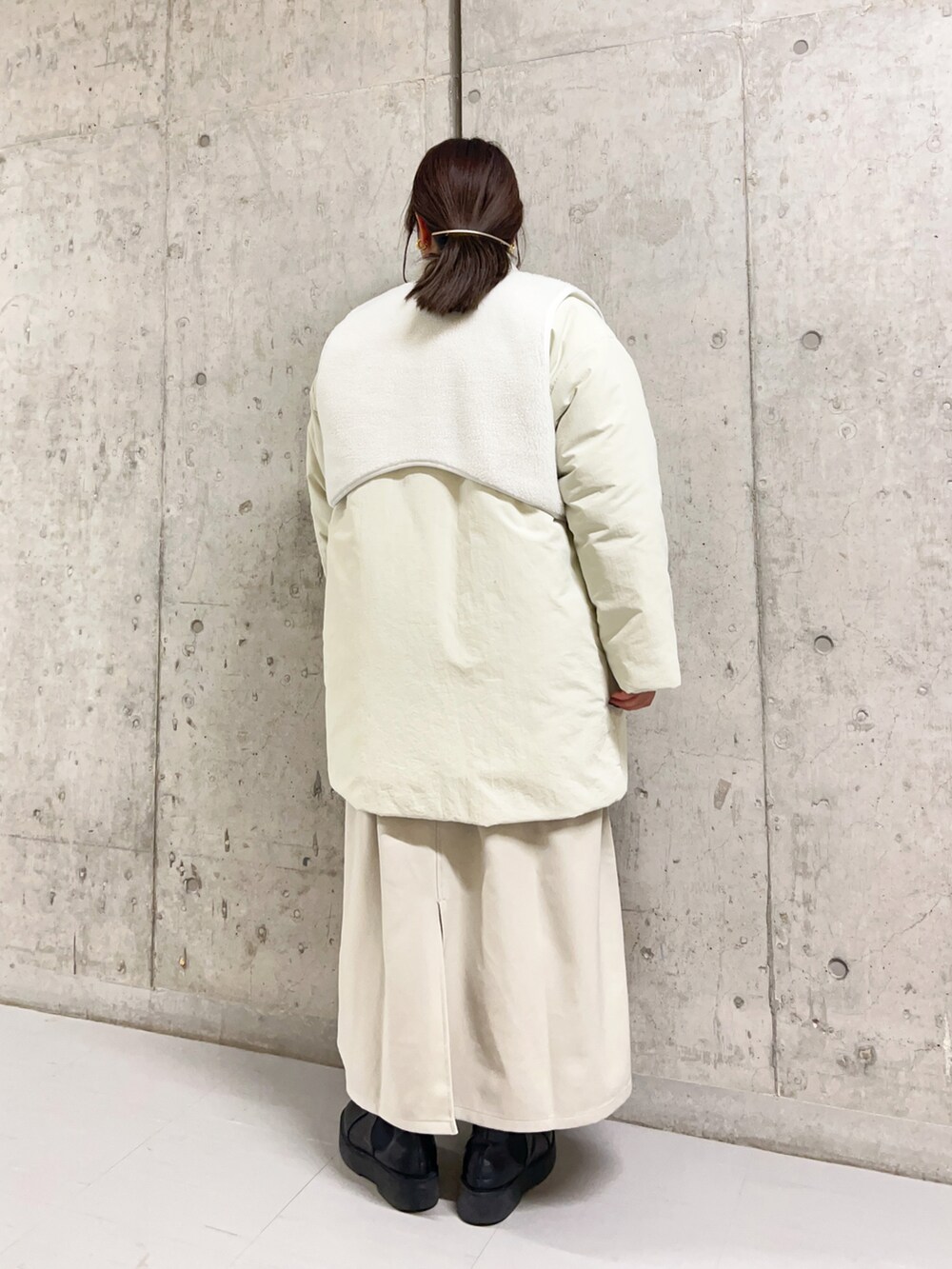 グリーン系のニット/セーター、グレー系のその他アウター、グレー系のワンピースを着用したレディースの冬コーディネートの4枚目の写真