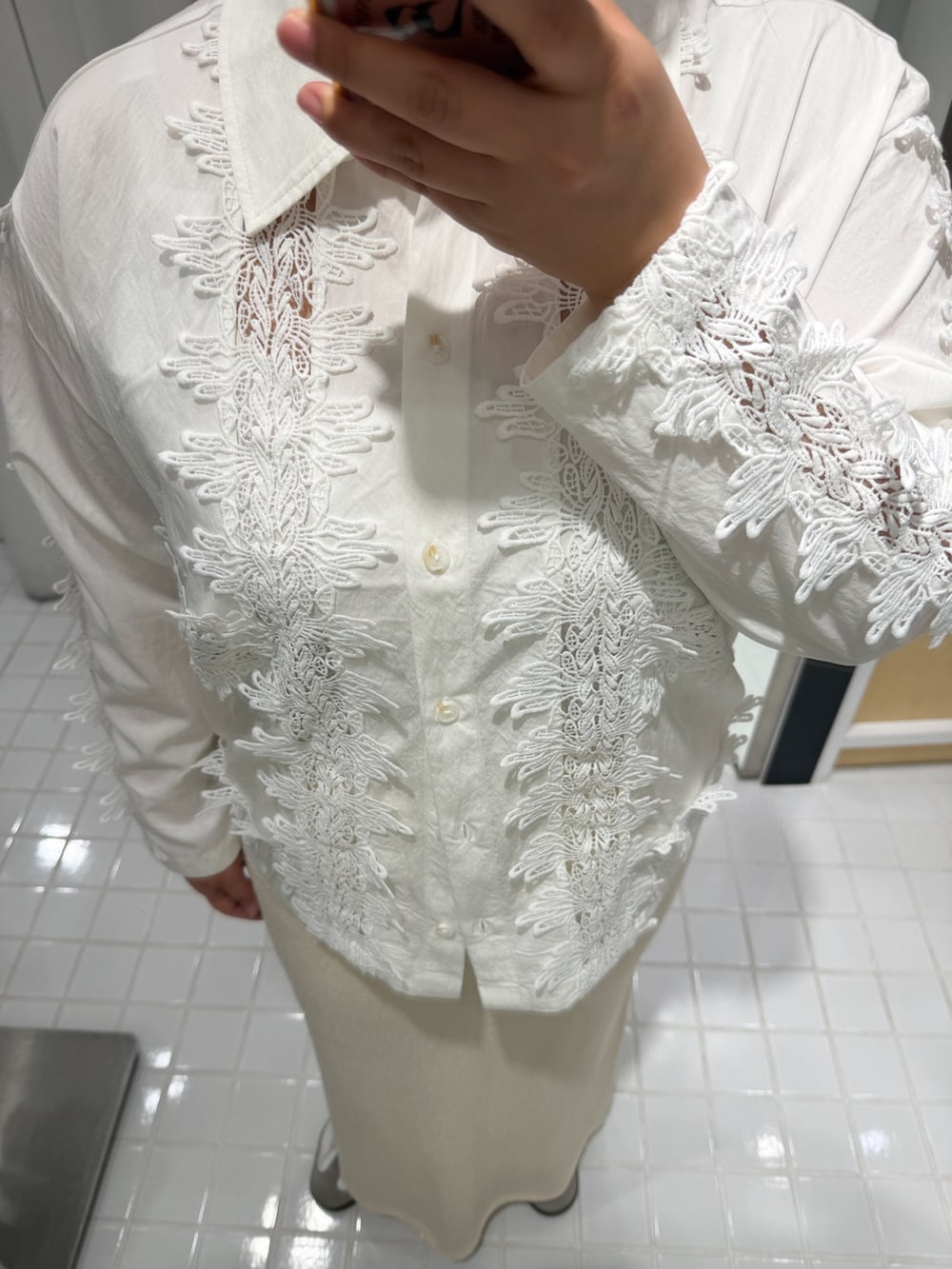 ホワイト系のシャツ/ブラウス、ホワイト系のスカートを着用したレディースの春コーディネートの2枚目の写真