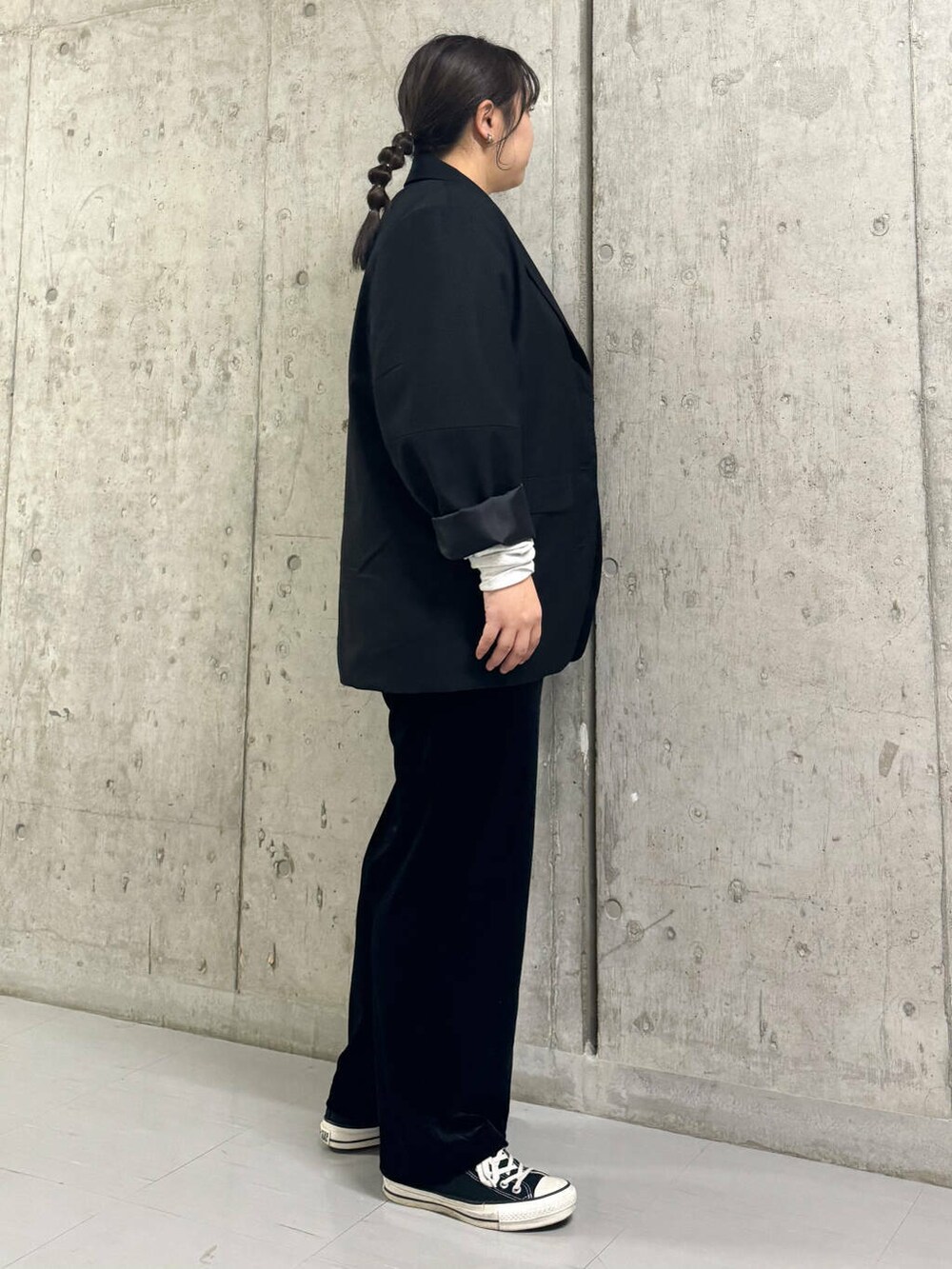 ブラック系のその他パンツ、グレー系のTシャツ/カットソー、ブラック系のテーラードジャケットを着用したレディースの秋コーディネートの2枚目の写真