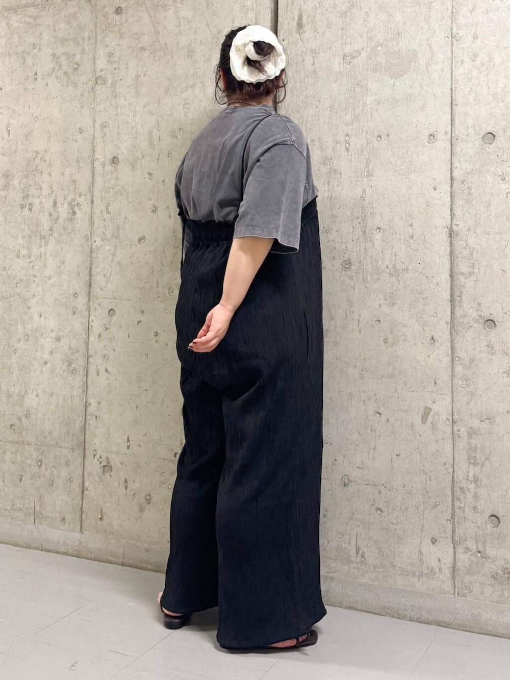 グレー系のTシャツ/カットソー、ブラウン系のサンダル、ブラック系のサロペット/オーバーオールを着用したレディースの夏コーディネートの2枚目の写真