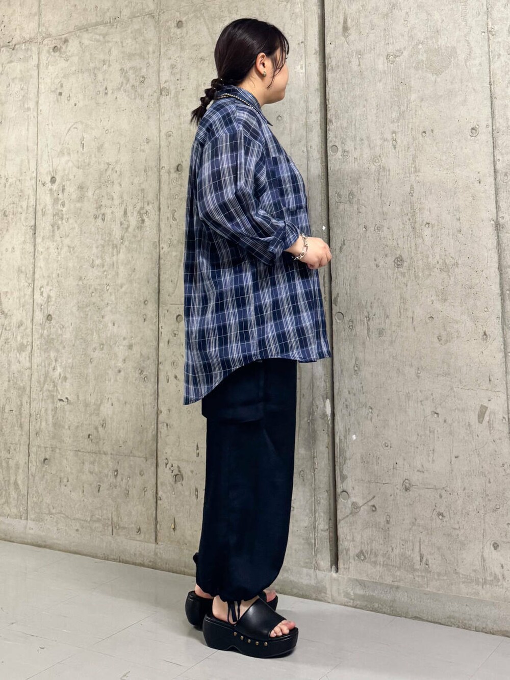 ブルー系のシャツ/ブラウス、ブルー系のその他パンツ、ブラック系のサンダルを着用したレディースの春コーディネートの2枚目の写真