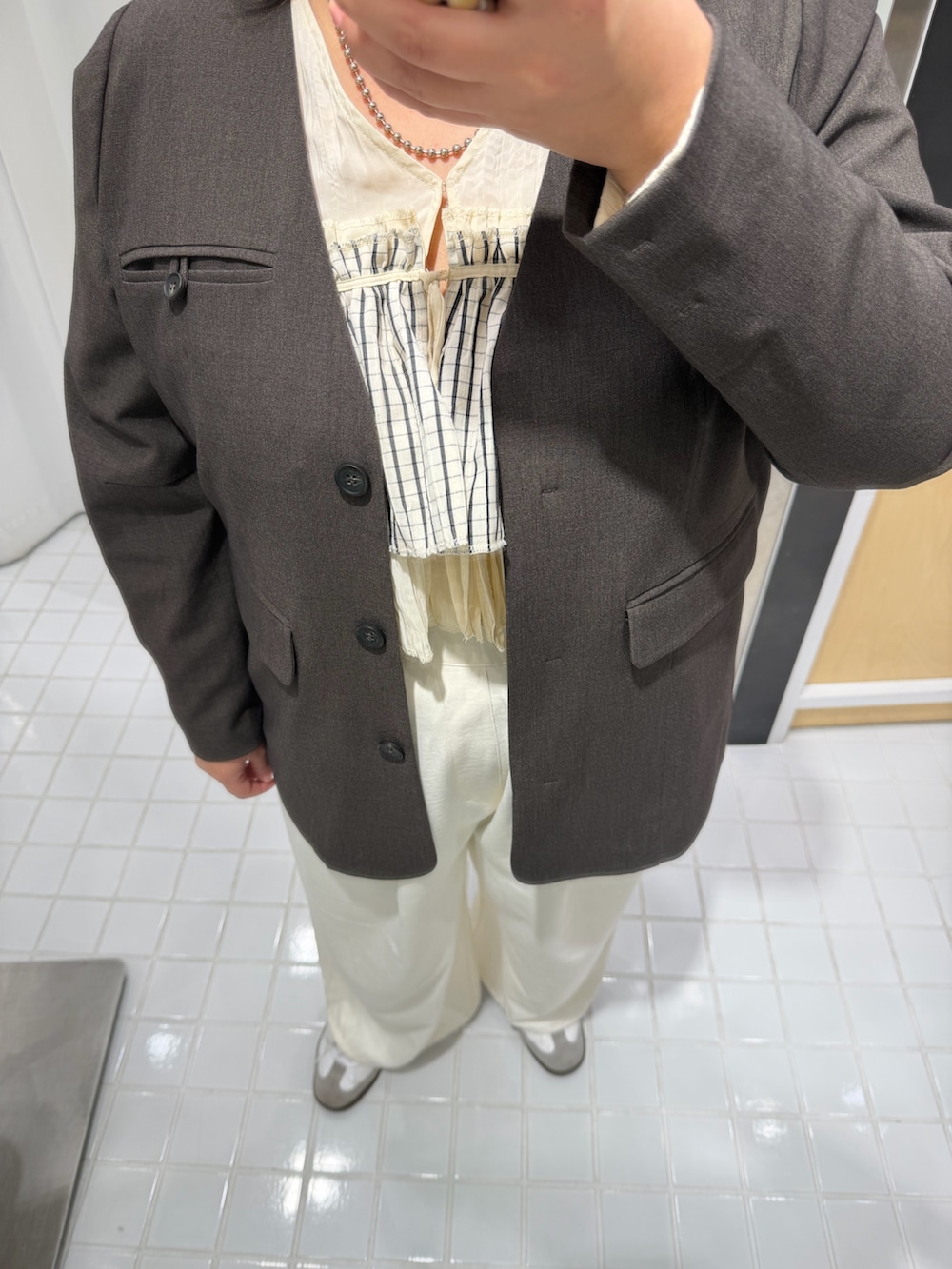 ホワイト系のシャツ/ブラウス、グレー系のノーカラージャケット、ホワイト系のその他パンツを着用したレディースの冬コーディネートの2枚目の写真