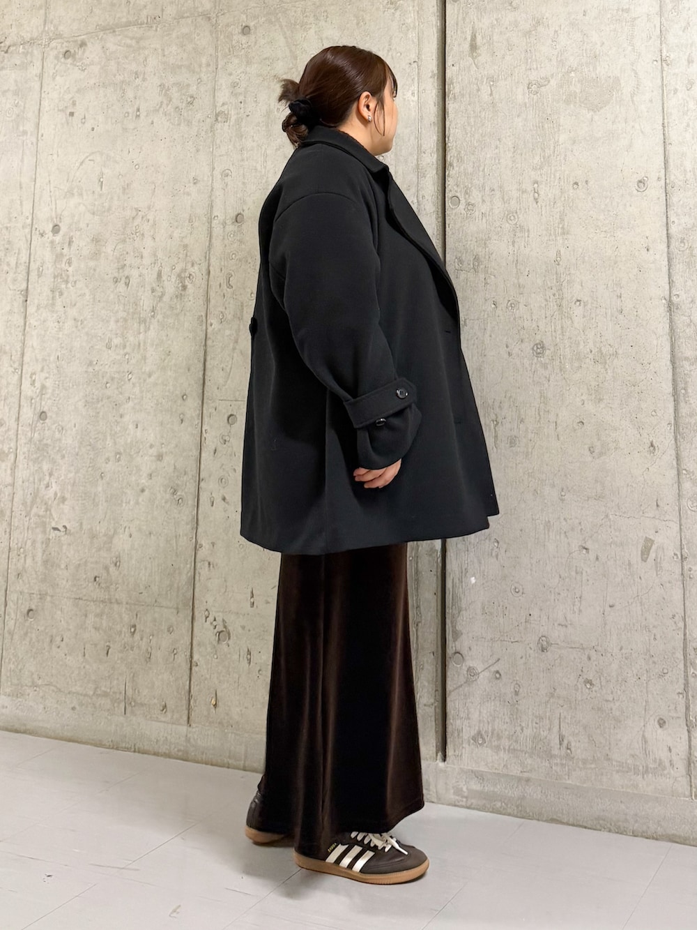 ブラック系のその他アウター、ブラウン系のニット/セーター、ブラウン系のスカートを着用したレディースの冬コーディネートの2枚目の写真