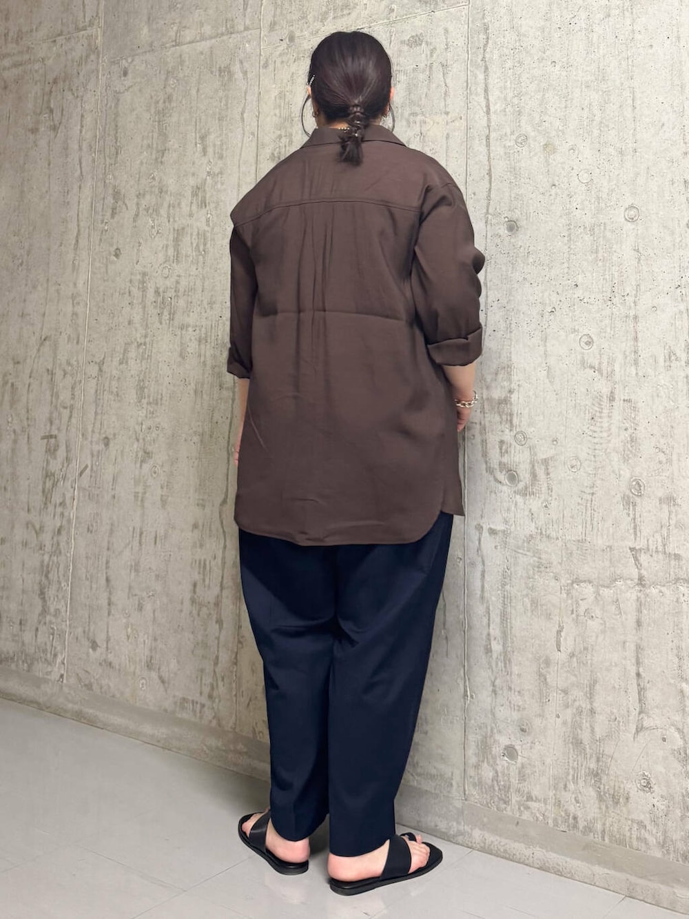 ブルー系のその他パンツ、ブラウン系のシャツ/ブラウス、イエロー系のTシャツ/カットソーを着用したレディースの春コーディネートの3枚目の写真