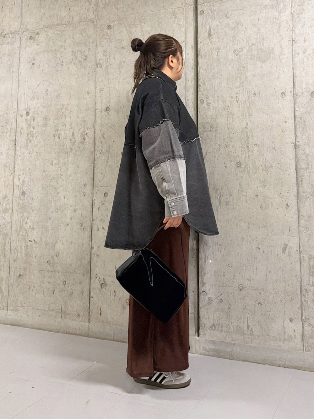 グレー系のシャツ/ブラウス、ブラウン系のスカート、ブラック系のトートバッグを着用したレディースの春コーディネートの2枚目の写真