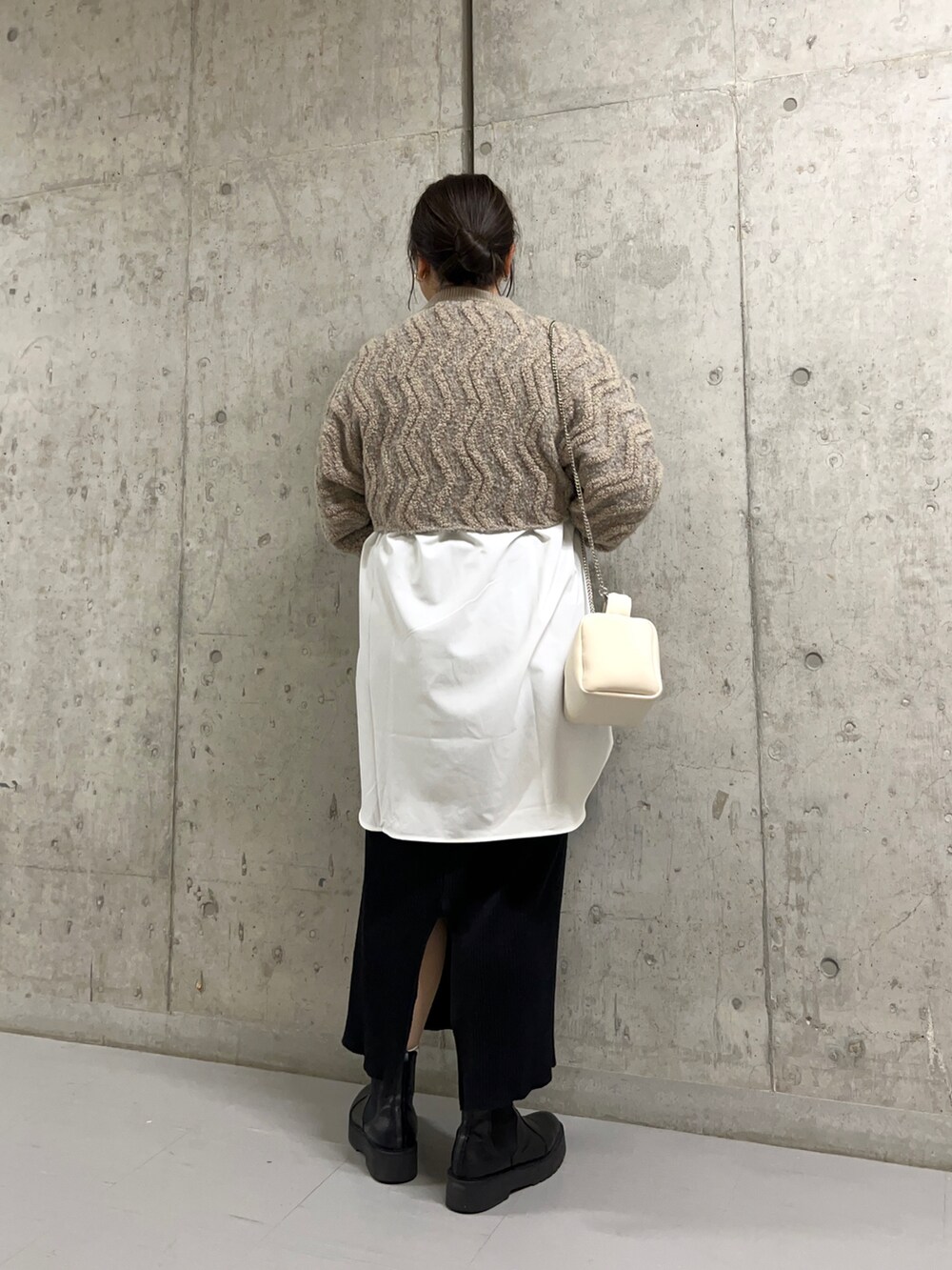 ホワイト系のハンドバッグ、ベージュ系のニット/セーター、ホワイト系のシャツ/ブラウスを着用したレディースの秋コーディネートの3枚目の写真