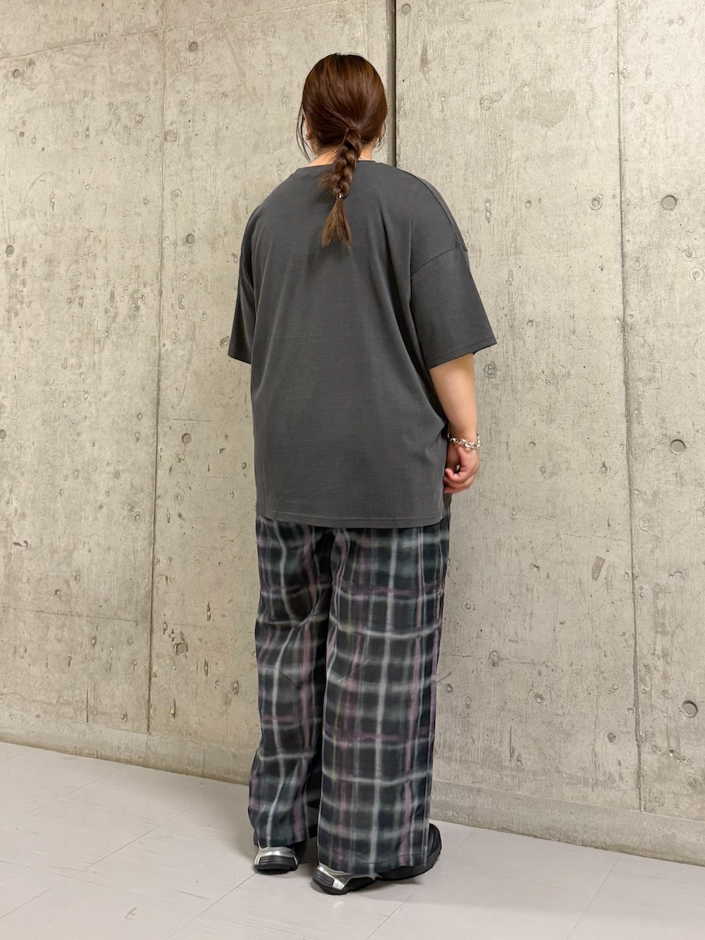 グレー系のTシャツ/カットソー、グリーン系のその他パンツを着用したレディースの春コーディネートの2枚目の写真
