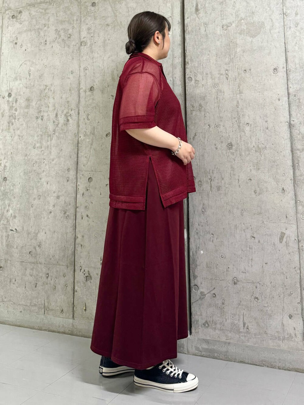 レッド系のシャツ/ブラウス、レッド系のワンピースを着用したレディースの夏コーディネートの2枚目の写真