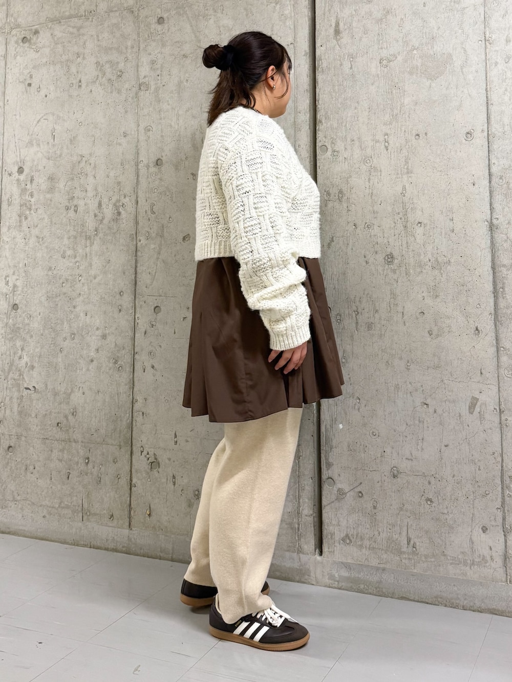 ホワイト系のニット/セーター、ブラウン系のワンピース、ベージュ系のその他パンツを着用したレディースの冬コーディネートの2枚目の写真