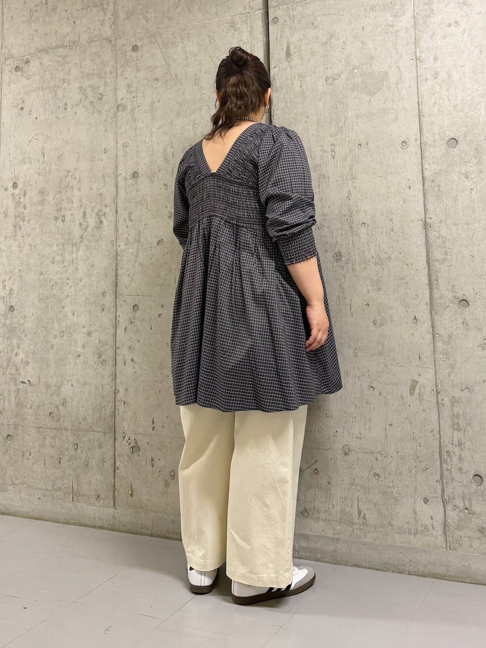 ブラウン系のワンピース、ホワイト系のその他パンツを着用したレディースの春コーディネートの2枚目の写真