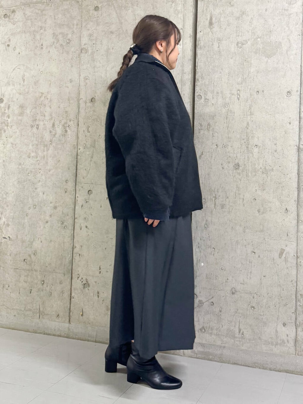 ブラック系のブーツ、グレー系のワンピース、ブルー系のニット/セーターを着用したレディースの冬コーディネートの3枚目の写真