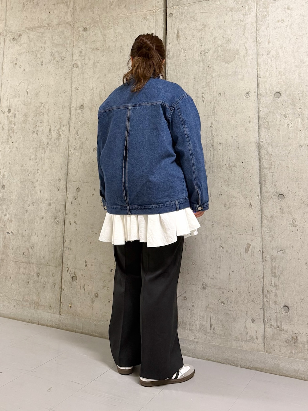 ブルー系のブルゾン、ホワイト系のワンピースを着用したレディースの冬コーディネートの3枚目の写真