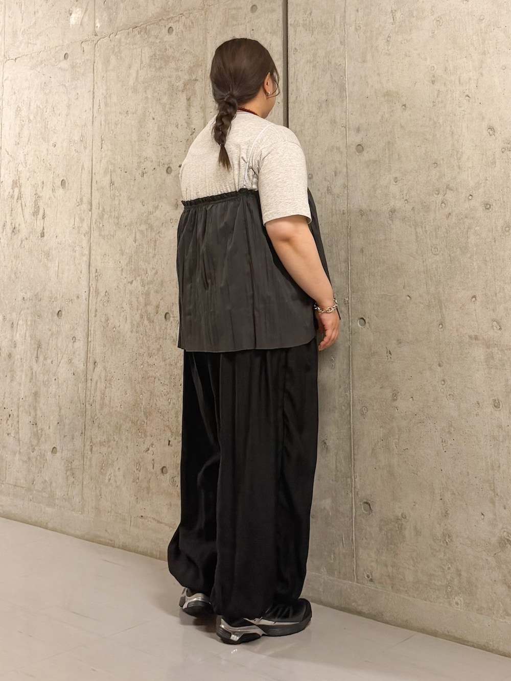 グレー系のその他トップス、ブラック系のその他パンツ、その他のTシャツ/カットソーを着用したレディースの春コーディネートの2枚目の写真