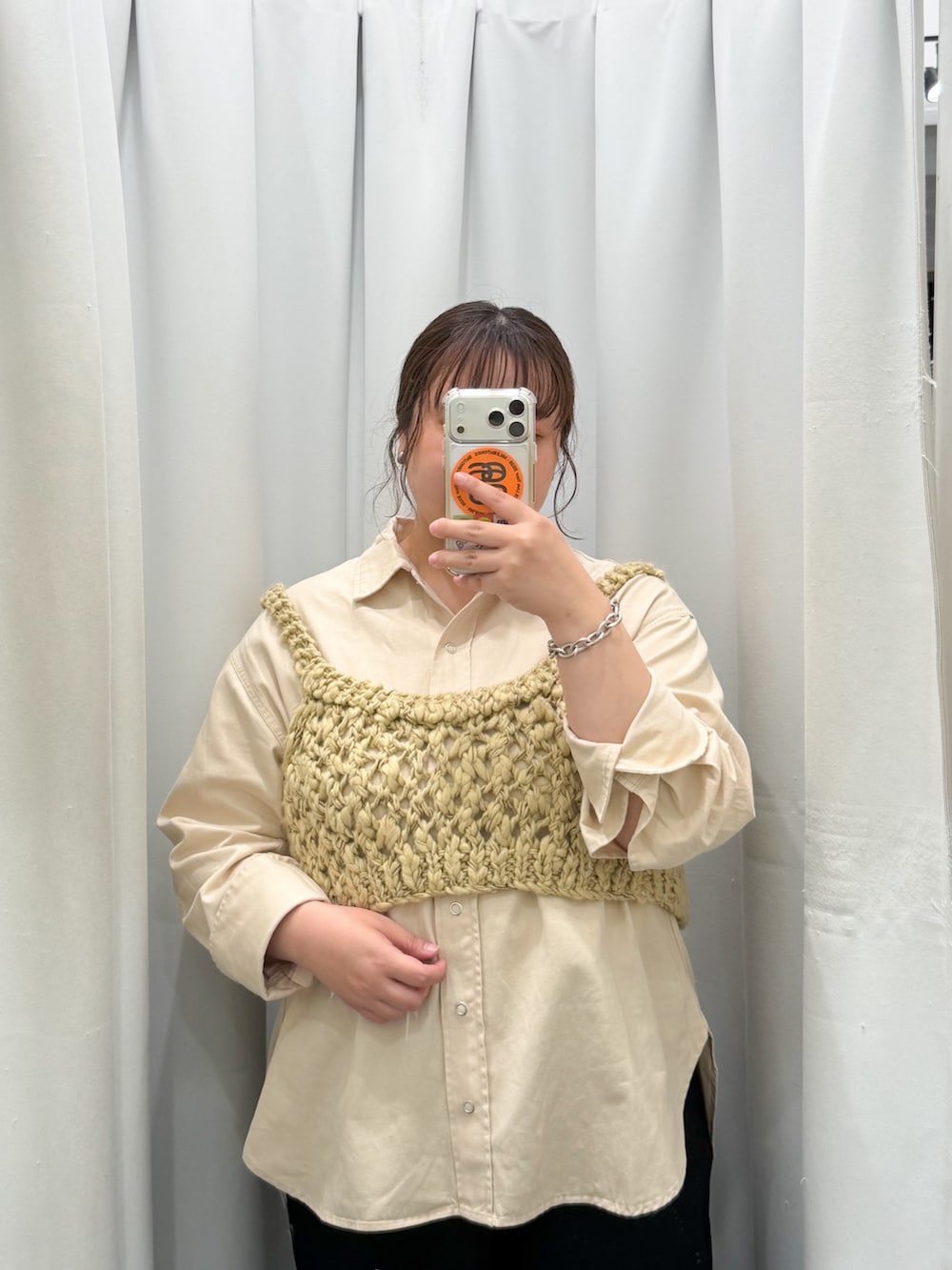 ベージュ系のシャツ/ブラウス、ベージュ系のニット/セーター、ブラック系のその他パンツを着用したレディースの秋コーディネートの2枚目の写真