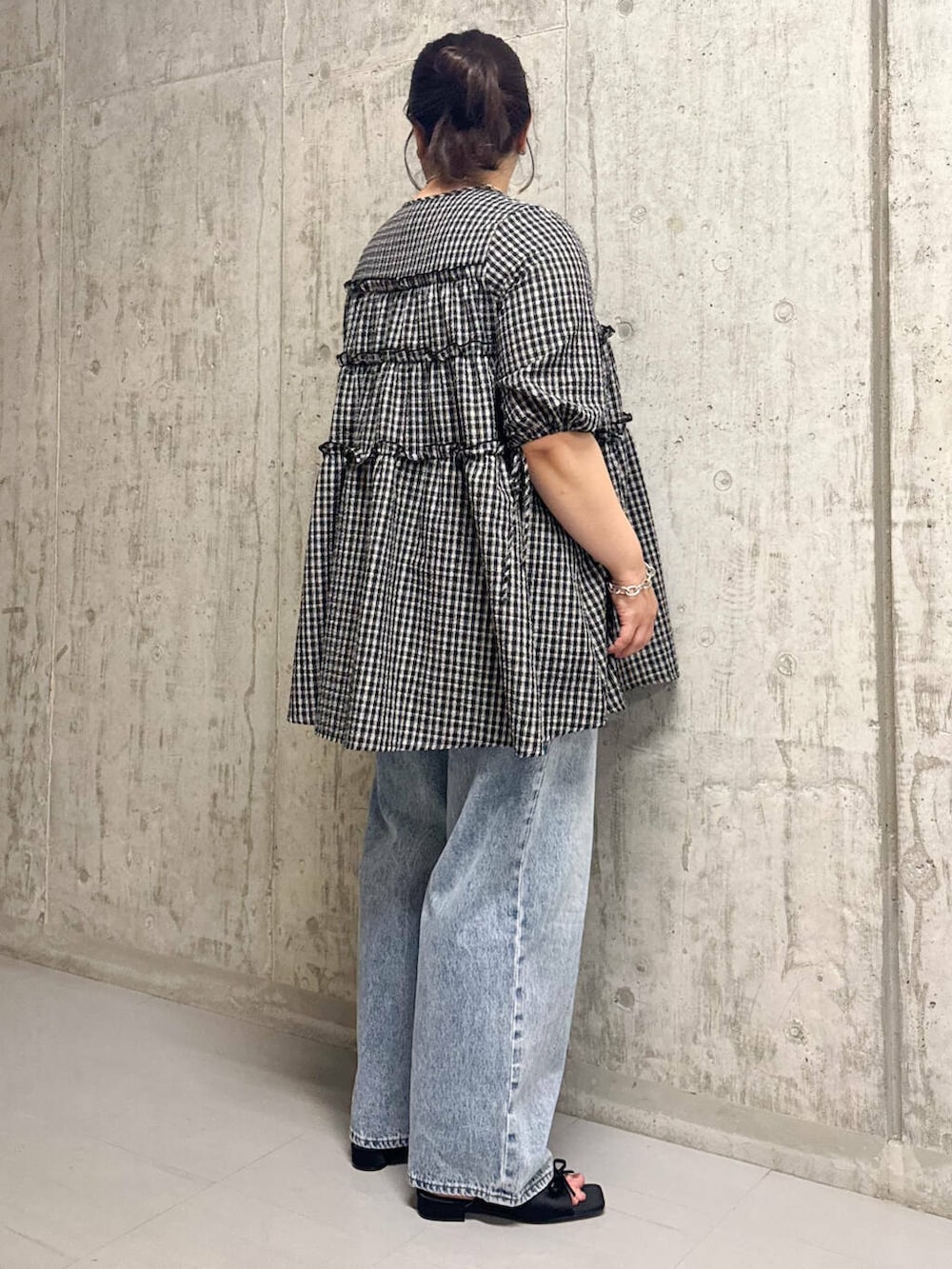 「ワンピース、大人カジュアル、デニム、チェック、カジュアル、オーバーサイズ、サンダル、kbf_ootd、KBF、サテン、パンツ、夏コーデ、ミュール、夏、デニムコーデ」｜「KBFの『3サイズ展開』BIGポケットデザインデニム（デニムパンツ、ブルー系）」を使った、sakaiさん（レディース・158cm）の夏コーディネートの3枚目の写真