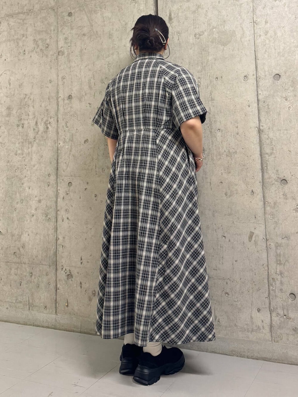 ブラック系のワンピース、ブラック系のスニーカーを着用したレディースの夏コーディネートの2枚目の写真