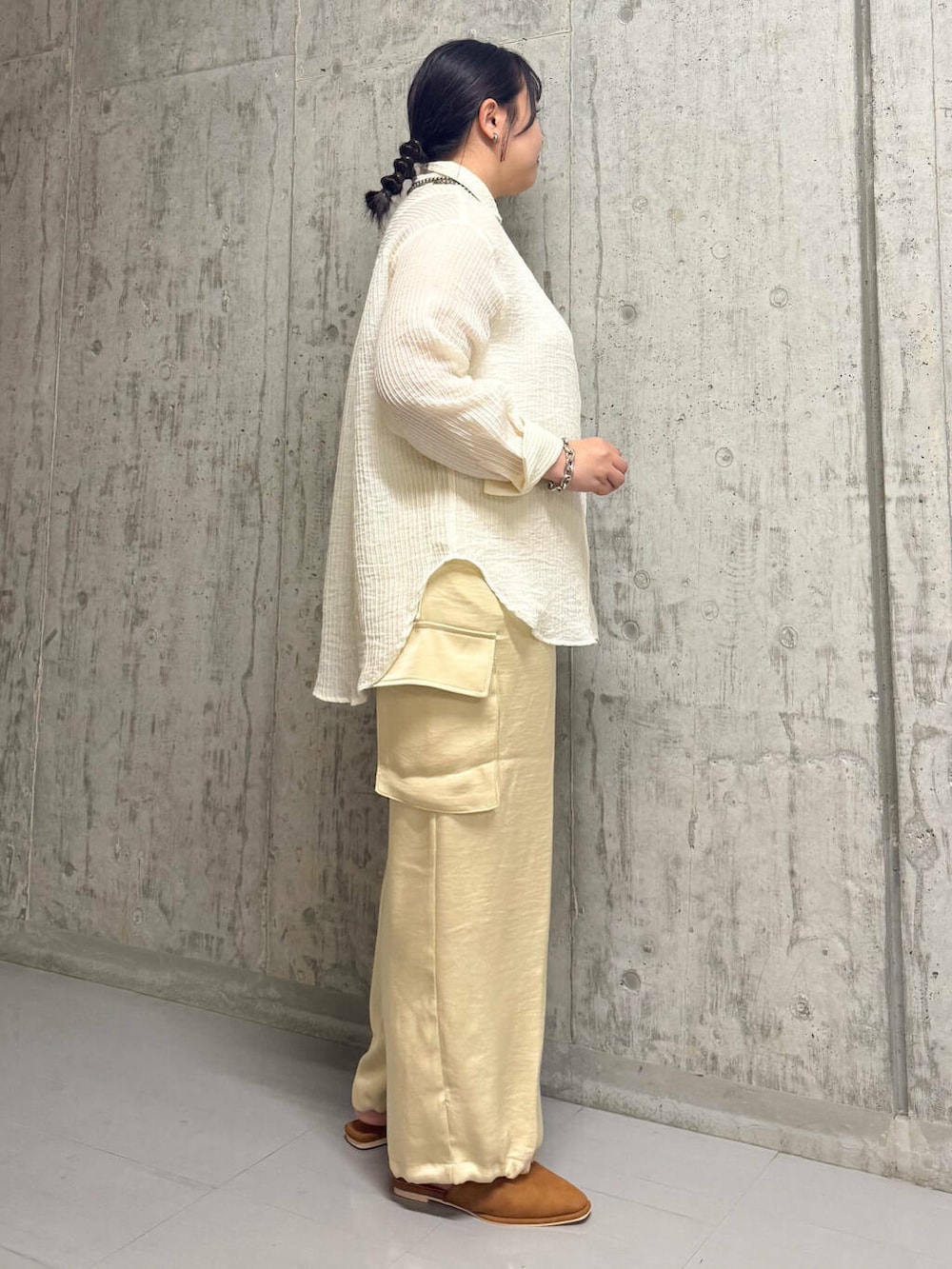 「シャツ、大人カジュアル、ストライプシャツ、カジュアル、オーバーサイズ、カーゴパンツ、kbf_ootd、KBF、フラットシューズ、ストライプ、パンツ、シアー、スエード、夏コーデ、夏」｜「KBFのサテンカーゴパンツ（その他パンツ、ベージュ系）」を使った、sakaiさん（レディース・158cm）の春コーディネートの2枚目の写真