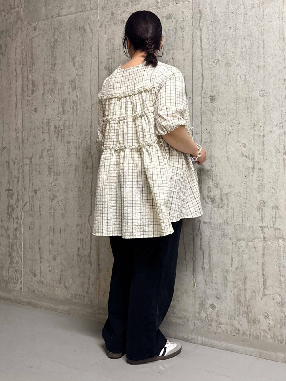 ベージュ系のワンピース、ブラック系のその他パンツを着用したレディースの夏コーディネートの3枚目の写真