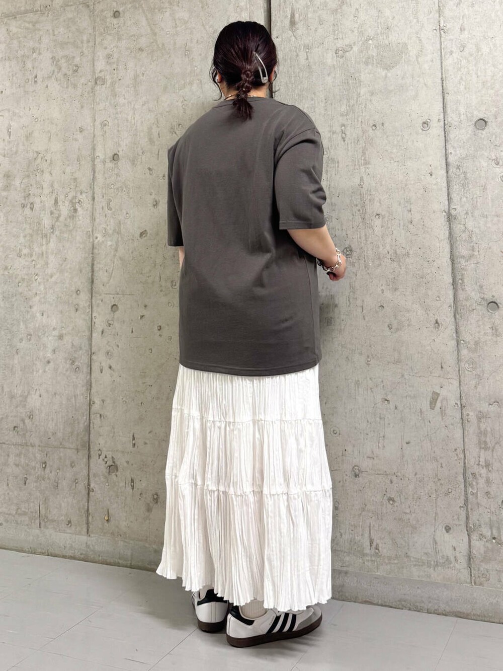 グレー系のTシャツ/カットソー、ホワイト系のスカートを着用したレディースの夏コーディネートの3枚目の写真