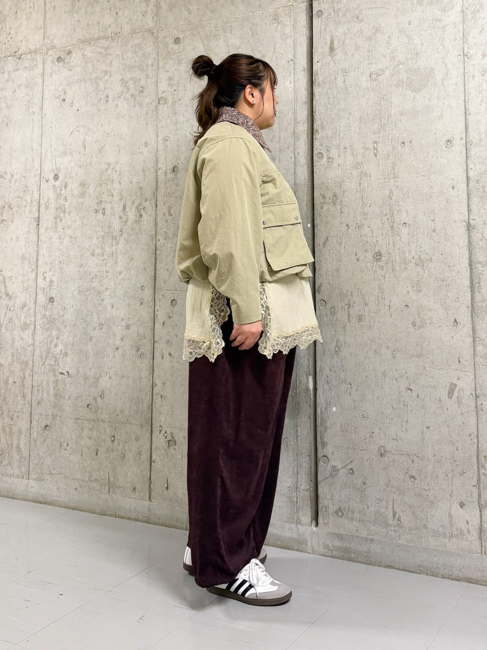 ベージュ系のブルゾン、ベージュ系のキャミソール、レッド系のその他パンツを着用したレディースの冬コーディネートの2枚目の写真