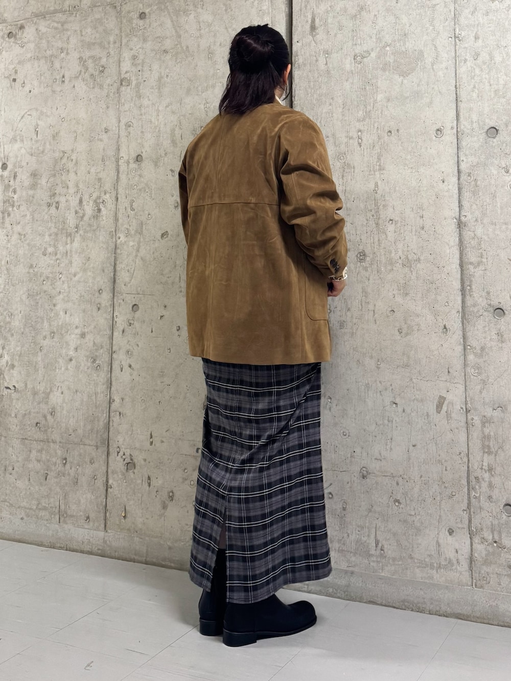 イエロー系のその他アウター、ベージュ系のシャツ/ブラウス、ブラック系のスカートを着用したレディースの秋コーディネートの2枚目の写真