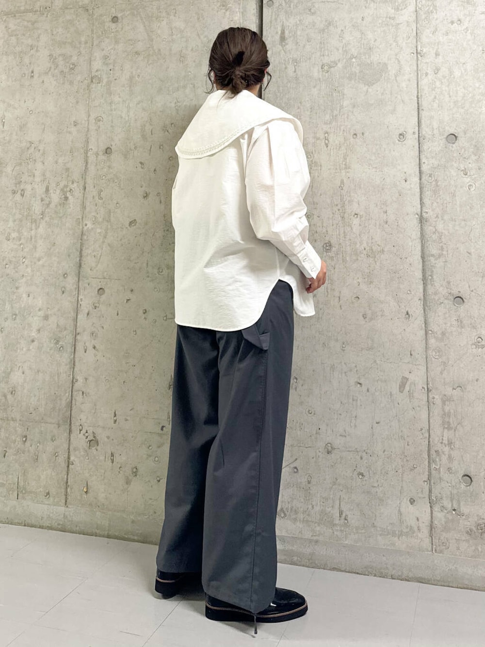 ブラック系のローファー、グレー系のスラックス、ホワイト系のシャツ/ブラウスを着用したレディースの秋コーディネートの3枚目の写真