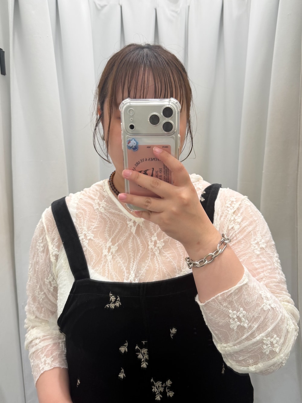ホワイト系のTシャツ/カットソー、ブラック系のその他パンツを着用したレディースの夏コーディネートの2枚目の写真