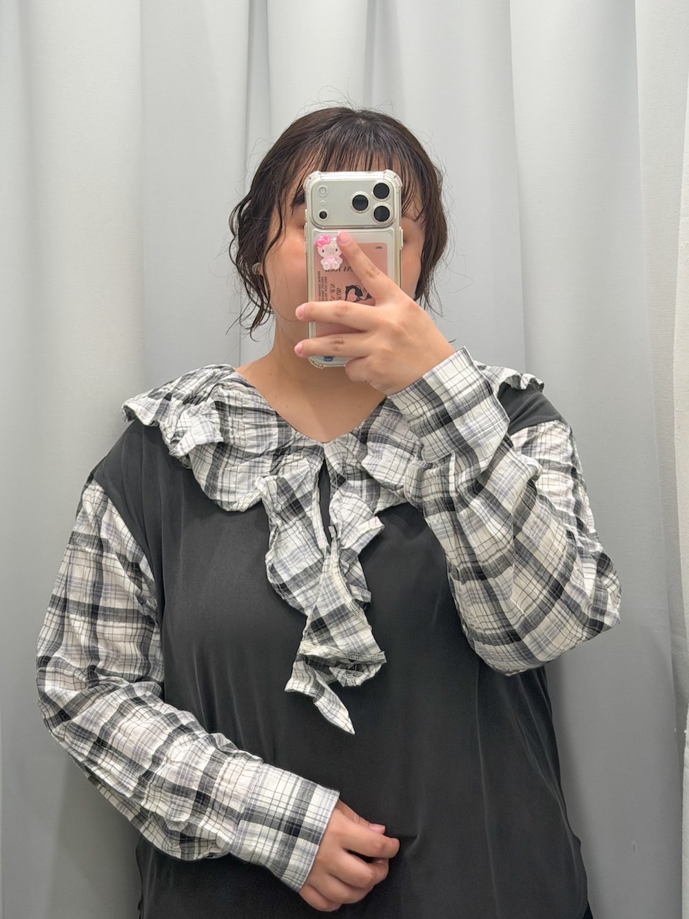グレー系のTシャツ/カットソー、ブラック系のその他パンツを着用したレディースの秋コーディネートの2枚目の写真