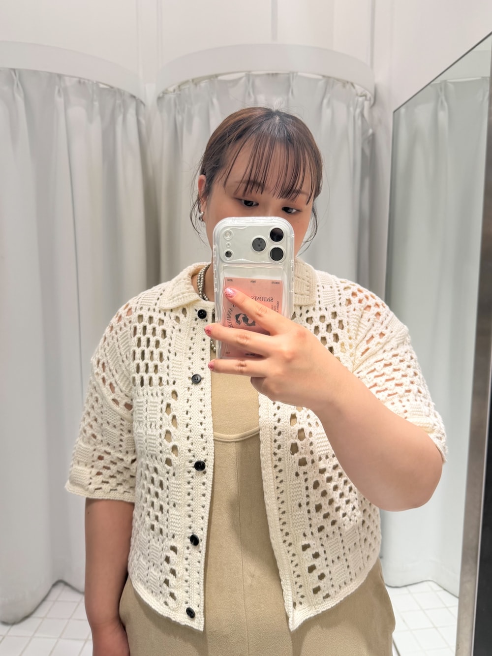 ホワイト系のニット/セーター、ベージュ系のその他パンツを着用したレディースの春コーディネートの2枚目の写真