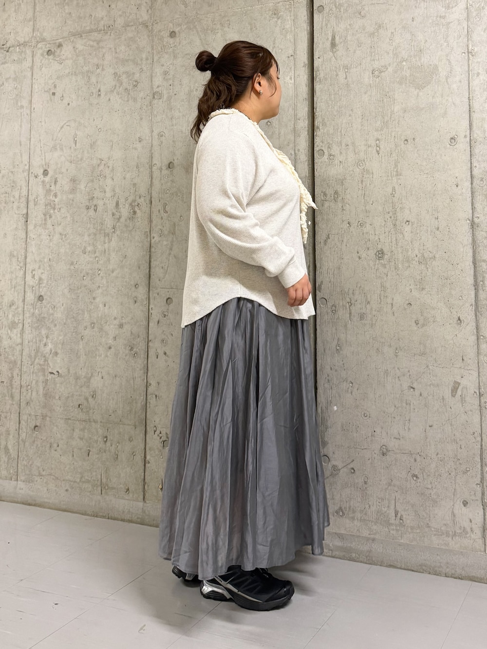 グレー系のスカート、ベージュ系のTシャツ/カットソーを着用したレディースの春コーディネートの2枚目の写真