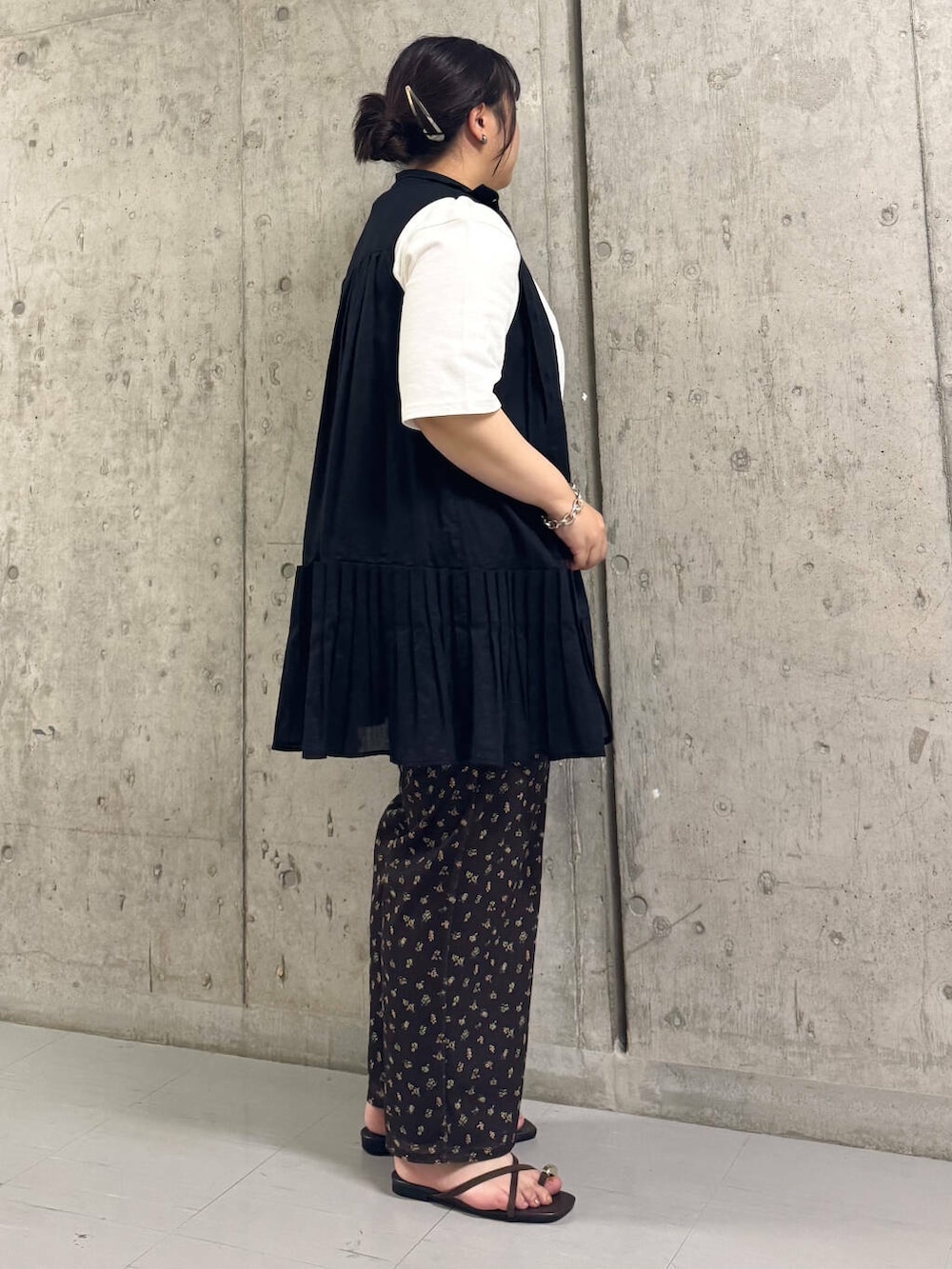 「ワンピース、大人カジュアル、カジュアル、Tシャツ、オーバーサイズ、花柄、サンダル、kbf_ootd、KBF、カットソー、パンツ、シューズ、シアー、フラワープリント、夏コーデ」｜「KBFのスリーブレスタックプリーツワンピース（ワンピース、ブラック系）」を使った、sakaiさん（レディース・158cm）の夏コーディネートの2枚目の写真