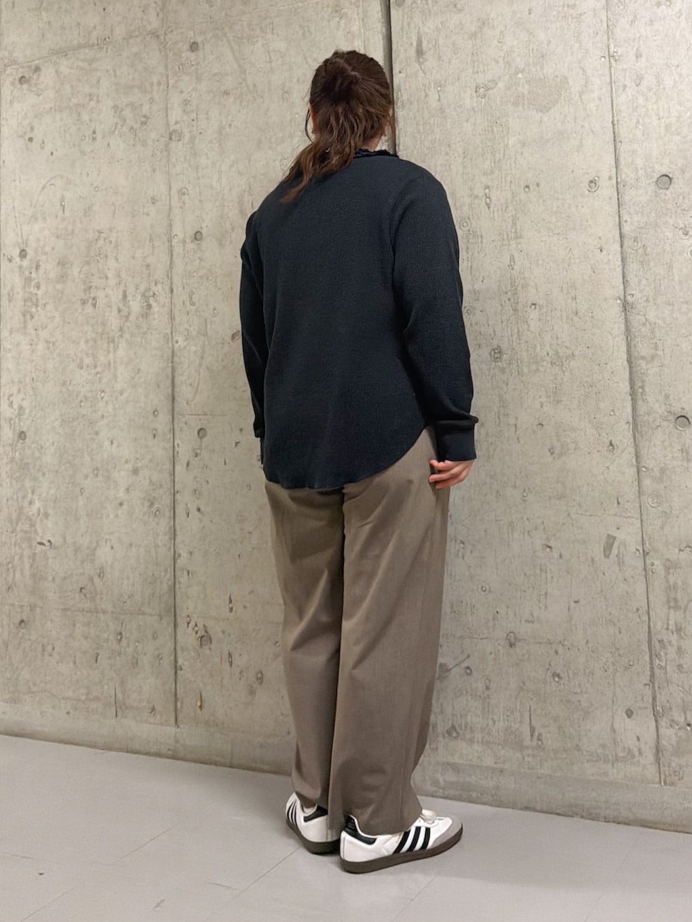 ベージュ系のTシャツ/カットソー、グレー系のその他パンツを着用したレディースの春コーディネートの2枚目の写真