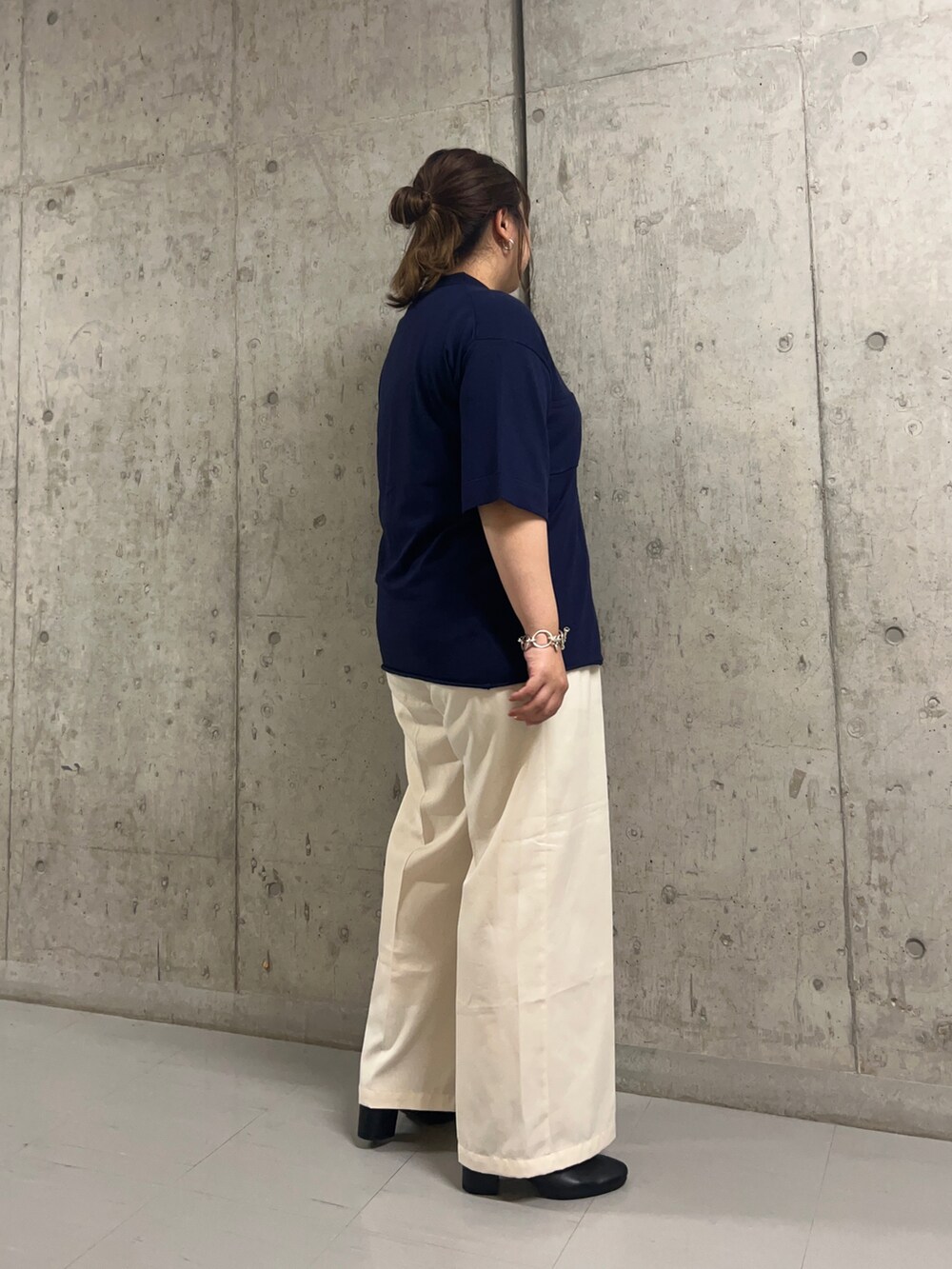 ブルー系のニット/セーター、ブラック系のブーツを着用したレディースの秋コーディネートの2枚目の写真