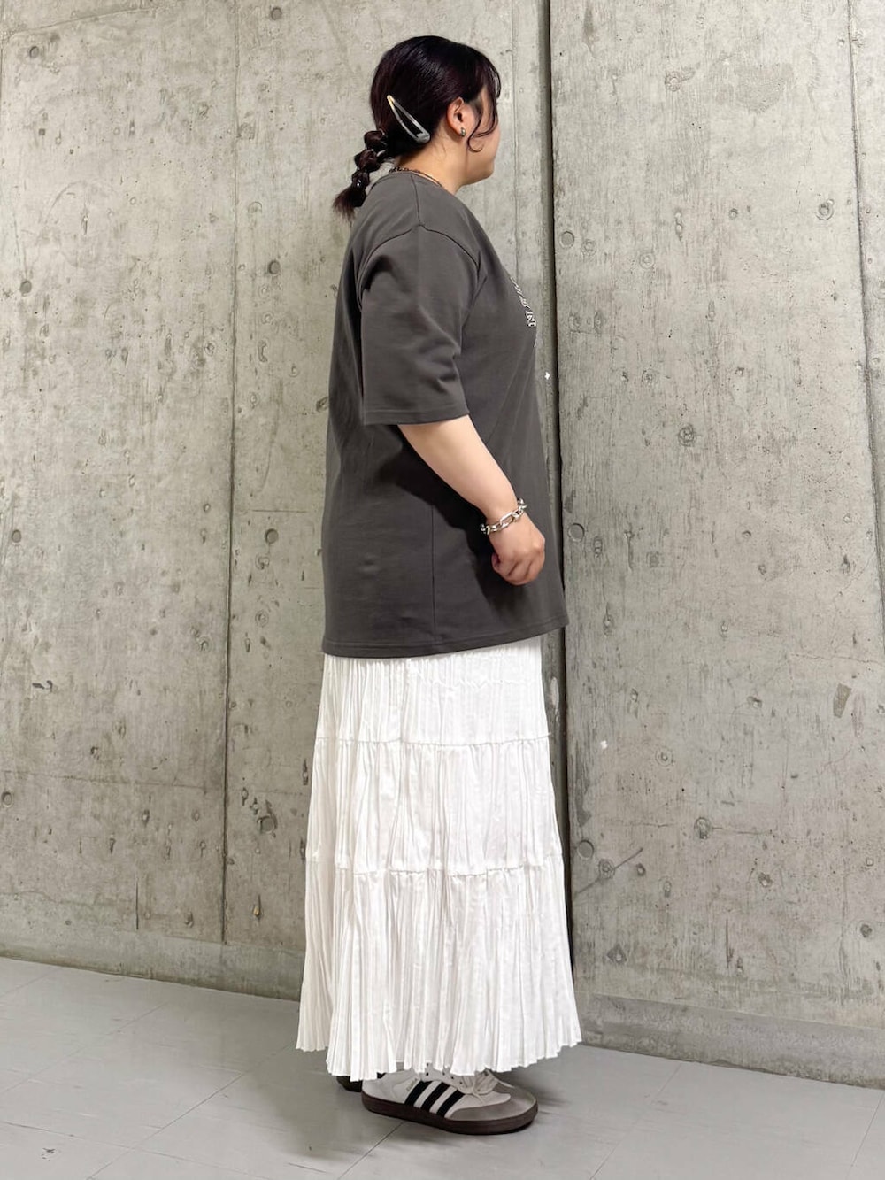 グレー系のTシャツ/カットソー、ホワイト系のスカートを着用したレディースの夏コーディネートの2枚目の写真