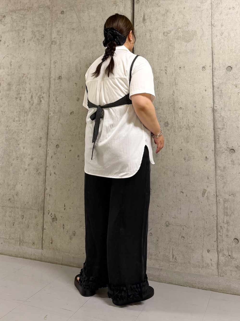 ホワイト系のシャツ/ブラウス、ブラック系のその他パンツ、ブラック系のサンダルを着用したレディースの夏コーディネートの2枚目の写真
