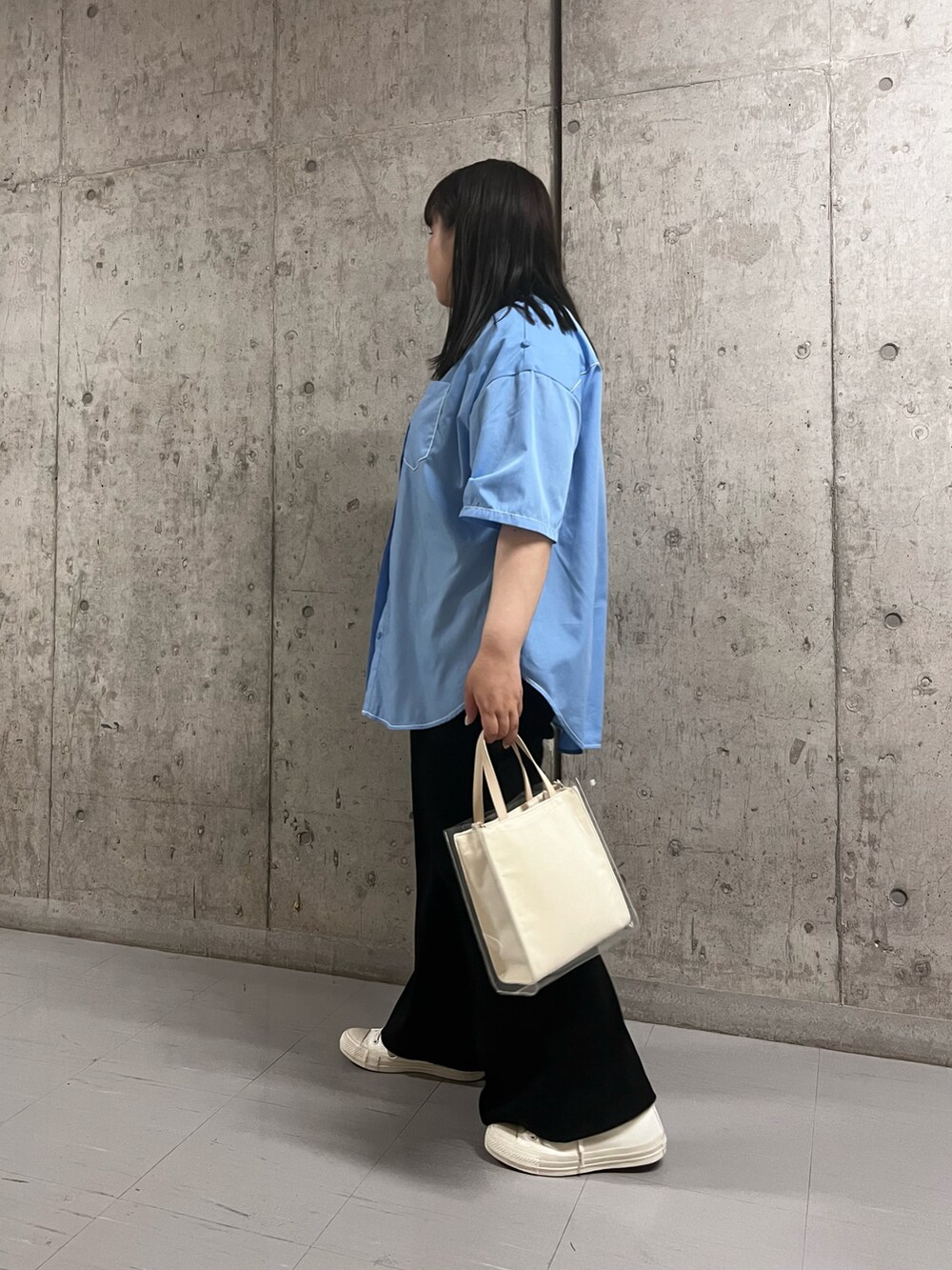 ブルー系のシャツ/ブラウス、ホワイト系のトートバッグ、ホワイト系のスニーカーを着用したレディースの夏コーディネートの2枚目の写真